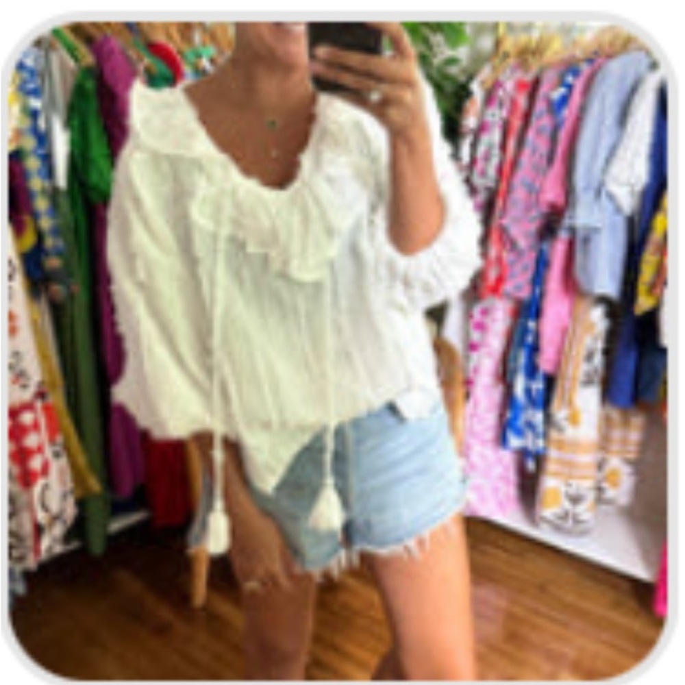 Perfect white fringe ruffled blouse size L 🤍
